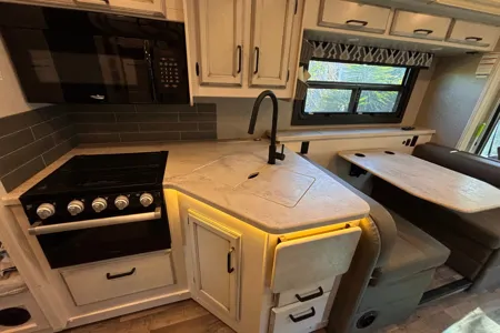 New Jayco Alante Class A 29F with bunk beds and full size Fridge and Freezer