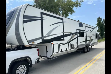 Zach Open RangeRV 371mbh Fifth Wheel