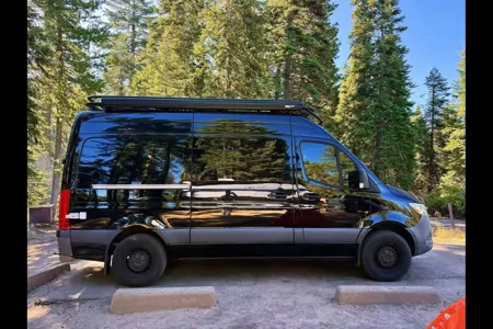 "Avocado" - SPRING LE TOUR's Mercedes 144 High Roof Van