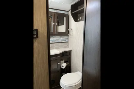 Rolling Retreat Shadow Cruiser 280QBS Travel Trailer