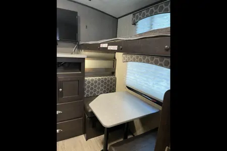 Rolling Retreat Shadow Cruiser 280QBS Travel Trailer