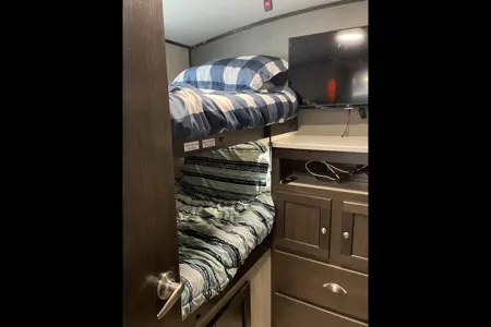 Rolling Retreat Shadow Cruiser 280QBS Travel Trailer