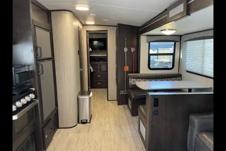 Rolling Retreat Shadow Cruiser 280QBS Travel Trailer