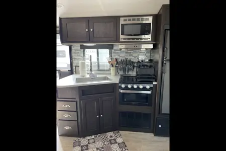 Rolling Retreat Shadow Cruiser 280QBS Travel Trailer