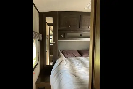 Rolling Retreat Shadow Cruiser 280QBS Travel Trailer