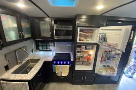 Luxury 35ft Trailer, delivery only, dogs ok