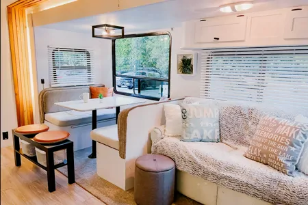 Cozy Renovated Home on Wheels (R-Vision Trail-Lite Trek)