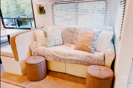 Cozy Renovated Home on Wheels (R-Vision Trail-Lite Trek)