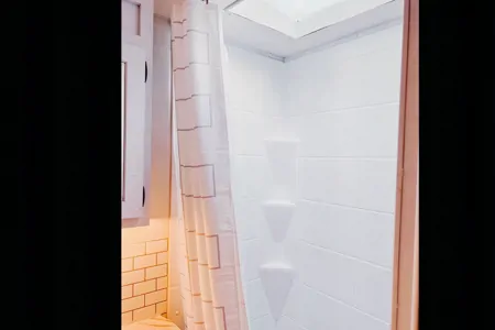 Cozy Renovated Home on Wheels (R-Vision Trail-Lite Trek)