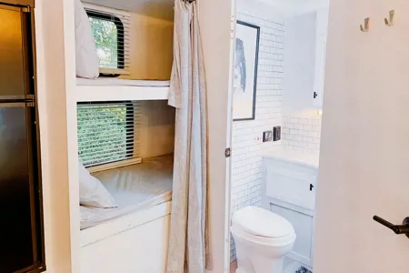 Cozy Renovated Home on Wheels (R-Vision Trail-Lite Trek)