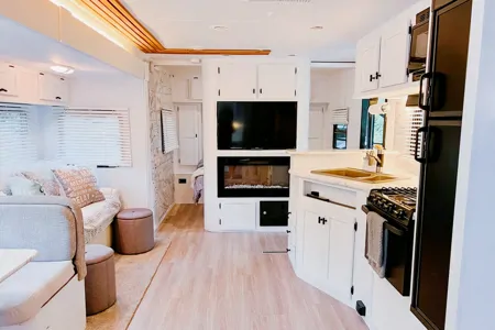 Cozy Renovated Home on Wheels (R-Vision Trail-Lite Trek)