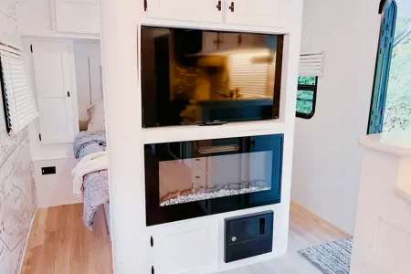 Cozy Renovated Home on Wheels (R-Vision Trail-Lite Trek)