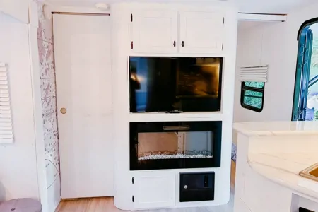 Cozy Renovated Home on Wheels (R-Vision Trail-Lite Trek)