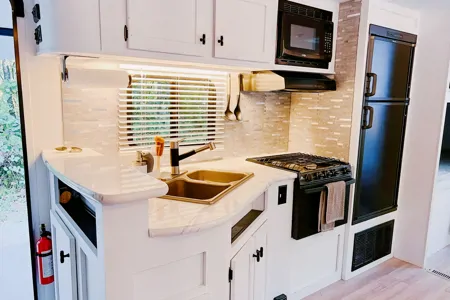 Cozy Renovated Home on Wheels (R-Vision Trail-Lite Trek)