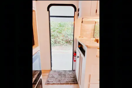 Cozy Renovated Home on Wheels (R-Vision Trail-Lite Trek)