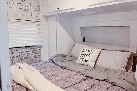 Cozy Renovated Home on Wheels (R-Vision Trail-Lite Trek)