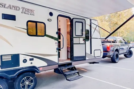 Cozy Renovated Home on Wheels (R-Vision Trail-Lite Trek)