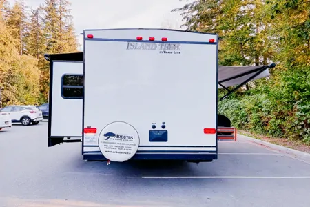 Cozy Renovated Home on Wheels (R-Vision Trail-Lite Trek)