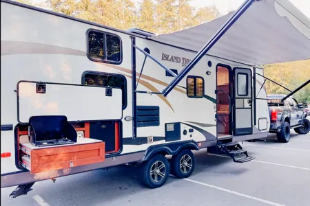 Cozy Renovated Home on Wheels (R-Vision Trail-Lite Trek)