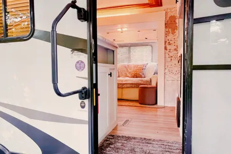 Cozy Renovated Home on Wheels (R-Vision Trail-Lite Trek)