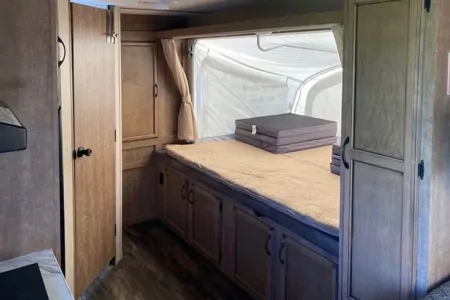 Sydney's Cozy Hybrid