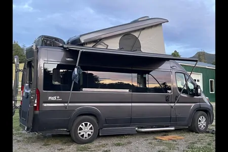 VincentVanGo - Roadtrek Play + Slumber Class B