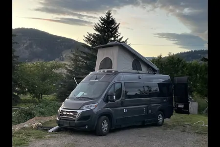 VincentVanGo - Roadtrek Play + Slumber Class B