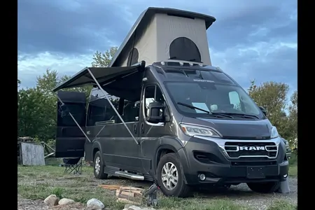 VincentVanGo - Roadtrek Play + Slumber Class B