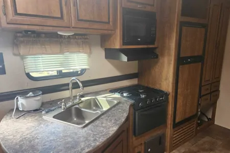 Jeremy's Zinger 25RB Travel Trailer