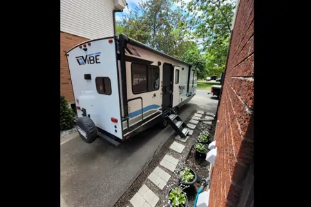 Michelle's 30" Vibe 25RK Travel Trailer