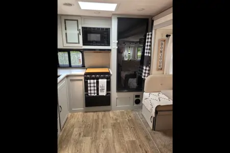 Michelle's 30" Vibe 25RK Travel Trailer