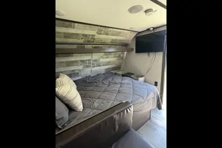 PJ's Coleman 17b Travel Trailer