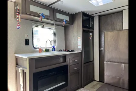 PJ's Coleman 17b Travel Trailer