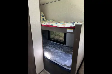 PJ's Coleman 17b Travel Trailer
