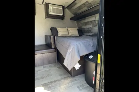 PJ's Coleman 17b Travel Trailer