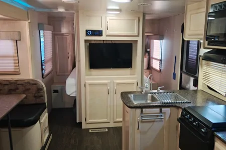 Meet Clifford, tows like a 24', lives like a 30'!