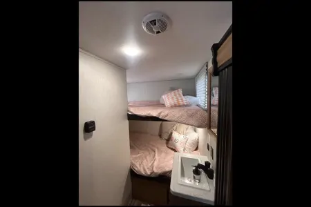 Spacious Wolfpup w/ Bunkbeds and Queen bed