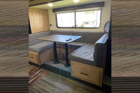 Spacious Wolfpup w/ Bunkbeds and Queen bed