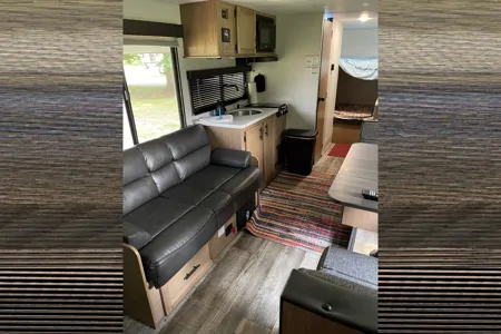 Spacious Wolfpup w/ Bunkbeds and Queen bed