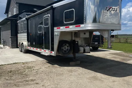 Clay's Exiss 3 Horse LQ Trailer