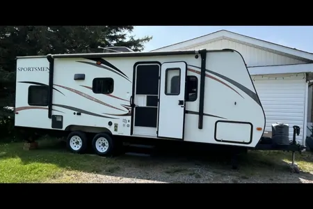 🇨🇦 Dan & Monique’s 24’ KZ Sportsmen Travel Trailer. Family Friendly!  Easy booking!