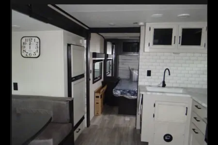 "Wheely" The Camper - Jayco Feather 24BH Clean & Spacious