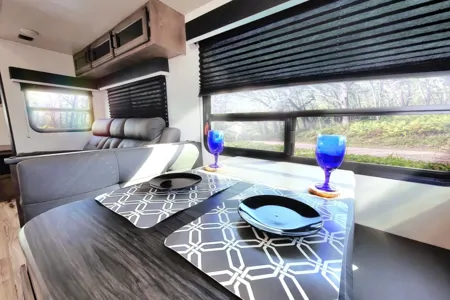 2022 Venture RV SportTrek ST312VIK: Spacious Family-Friendly