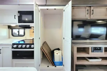 2022 Venture RV SportTrek ST312VIK: Spacious Family-Friendly