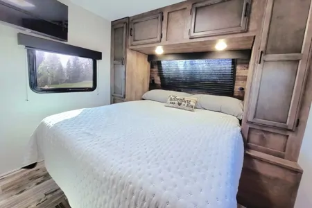 2022 Venture RV SportTrek ST312VIK: Spacious Family-Friendly