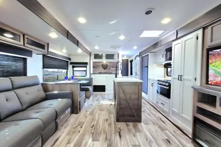 2022 Venture RV SportTrek ST312VIK: Spacious Family-Friendly