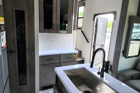 Wagg's Alliance RV 36V11 Toy Hauler