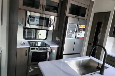 Wagg's Alliance RV 36V11 Toy Hauler