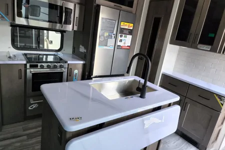 Wagg's Alliance RV 36V11 Toy Hauler