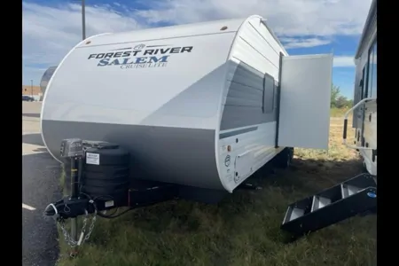 New 2025 Family Friendly Forest River Salem Cruise-Lite 26ICE Travel Trailer (33', Sleeps 8)
